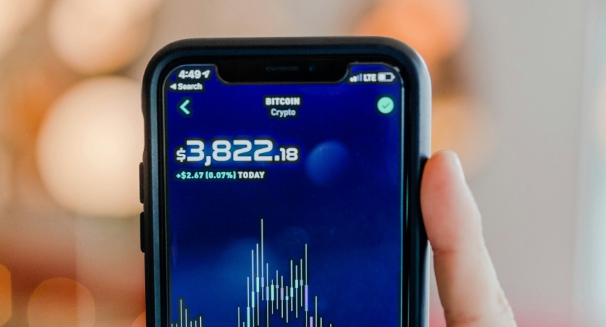 When to Outsource Your Bookkeeping (And When to Keep It In-House)